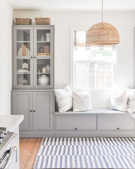 Regał do Sypialni Praktyczny regał IKEA w sypialni: idealny do przechowywania ubrań.