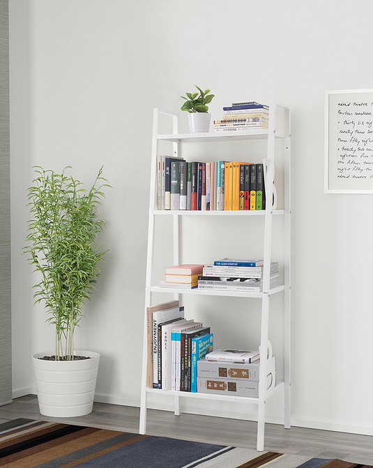 IKEA: Regał w hallu Kompaktowy regał IKEA w przedpokoju do przechowywania obuwia i akcesoriów.