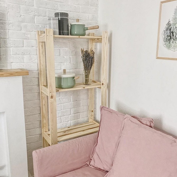 IKEA w Salonie Nowoczesny salon z popularnym regałem IKEA do przechowywania i eksponowania.