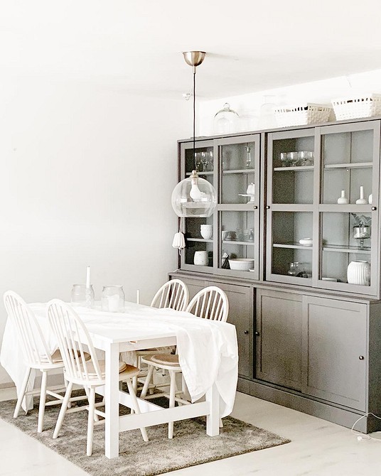 Biały Regał IKEA Biały regał IKEA jako element dekoracyjny w minimalistycznym wnętrzu.