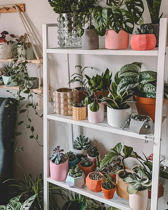 Regał IKEA: Biuro Czarny regał IKEA w nowoczesnym biurze do przechowywania dokumentów i segregatorów.