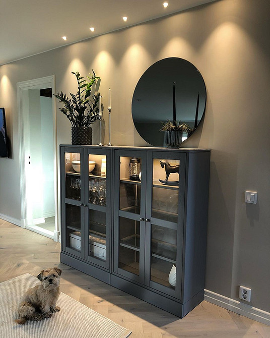 IKEA: Regał i Zieleń Regał IKEA w aranżacji wnętrza: miejsce na rośliny i dekoracje.