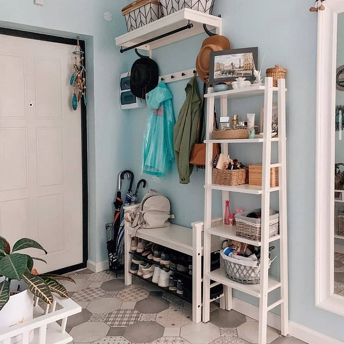 Garderoba z IKEA Modułowy system regałów IKEA w garderobie do organizacji ubrań i obuwia.