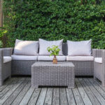 Meble ogrodowe: Jak dbać, by służyły lata i uniknąć kosztownych błędów?