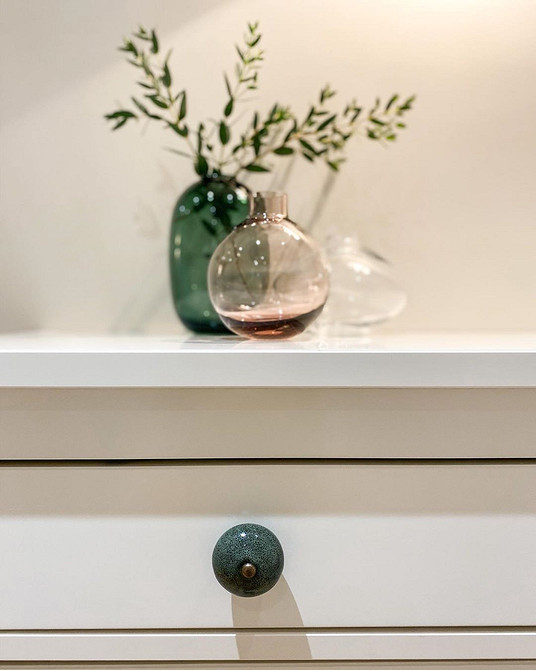 Rustykalna Hemnes Inspiracja na przeróbkę komody Hemnes: dodanie drewnianych paneli dla rustykalnego stylu.