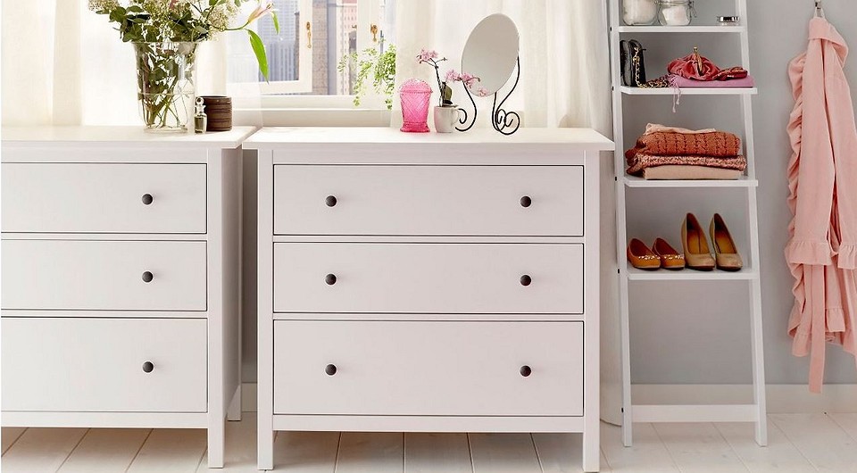 Kolorowa Hemnes Komoda Hemnes IKEA po metamorfozie: pomalowana na jaskrawy kolor, unikalny design.