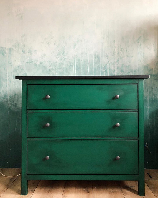 Unikalna Hemnes Oryginalny redesign komody Hemnes: kombinacja kolorów i wzorów dla unikatowego designu.