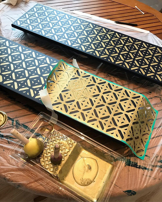 Hemnes w stylu vintage Komoda Hemnes z drewnianymi nóżkami w stylu vintage. Przeróbka DIY.