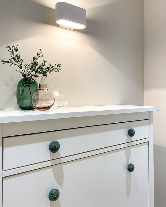 Hemnes odnowiona Restauracja komody Hemnes: szlifowanie, malowanie i wymiana uchwytów dla nowego wyglądu.