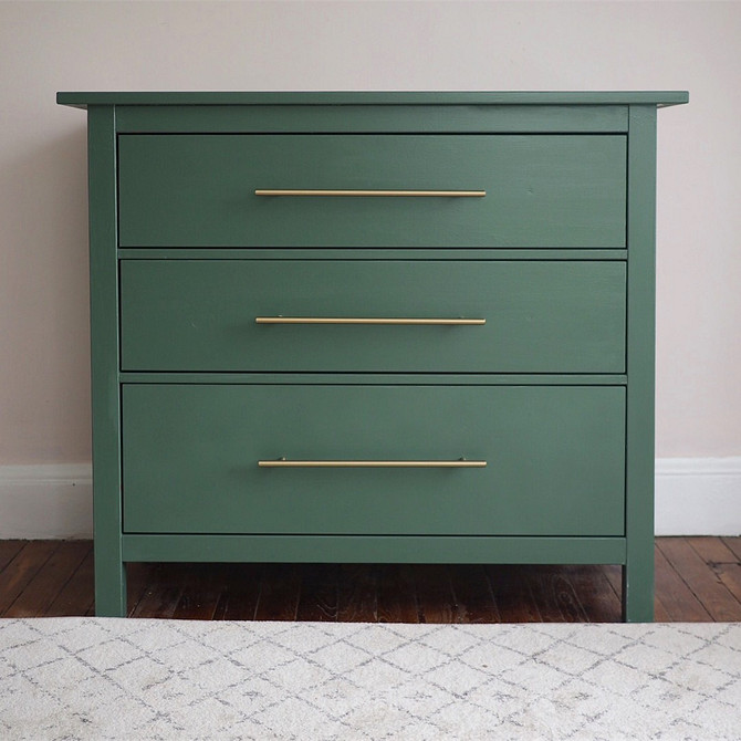 Hemnes ze wzorem Odnowiona komoda Hemnes: dekoracyjne uchwyty i szablonowy wzór dla stylowego wyglądu.