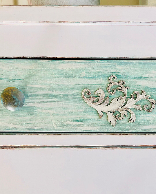 Boho Hemnes Komoda Hemnes: metamorfoza w stylu boho za pomocą pędzli i etnicznych motywów.