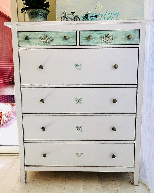 Hemnes naklejana Dekorowana komoda Hemnes: użycie naklejek i szablonów dla szybkiej metamorfozy.