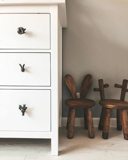 Hemnes DIY Malowanie i dekupaż komody Hemnes: inspiracja na metamorfozę mebli DIY.