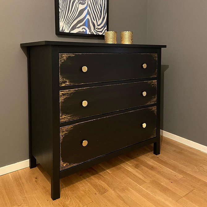 Hemnes Ombre Komoda Hemnes po malowaniu: użycie techniki ombre dla płynnego przejścia kolorów.