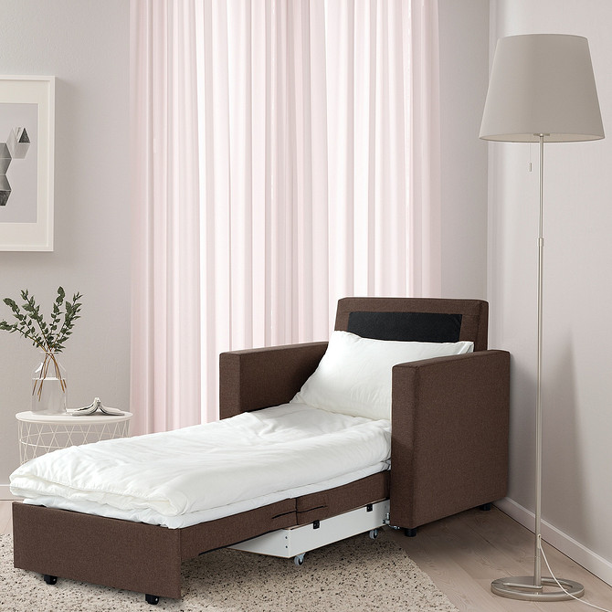 Klasyka IKEA w salonie Fotel IKEA POÄNG w nowoczesnym wnętrzu z dywanem, przykład wygodnego siedzenia