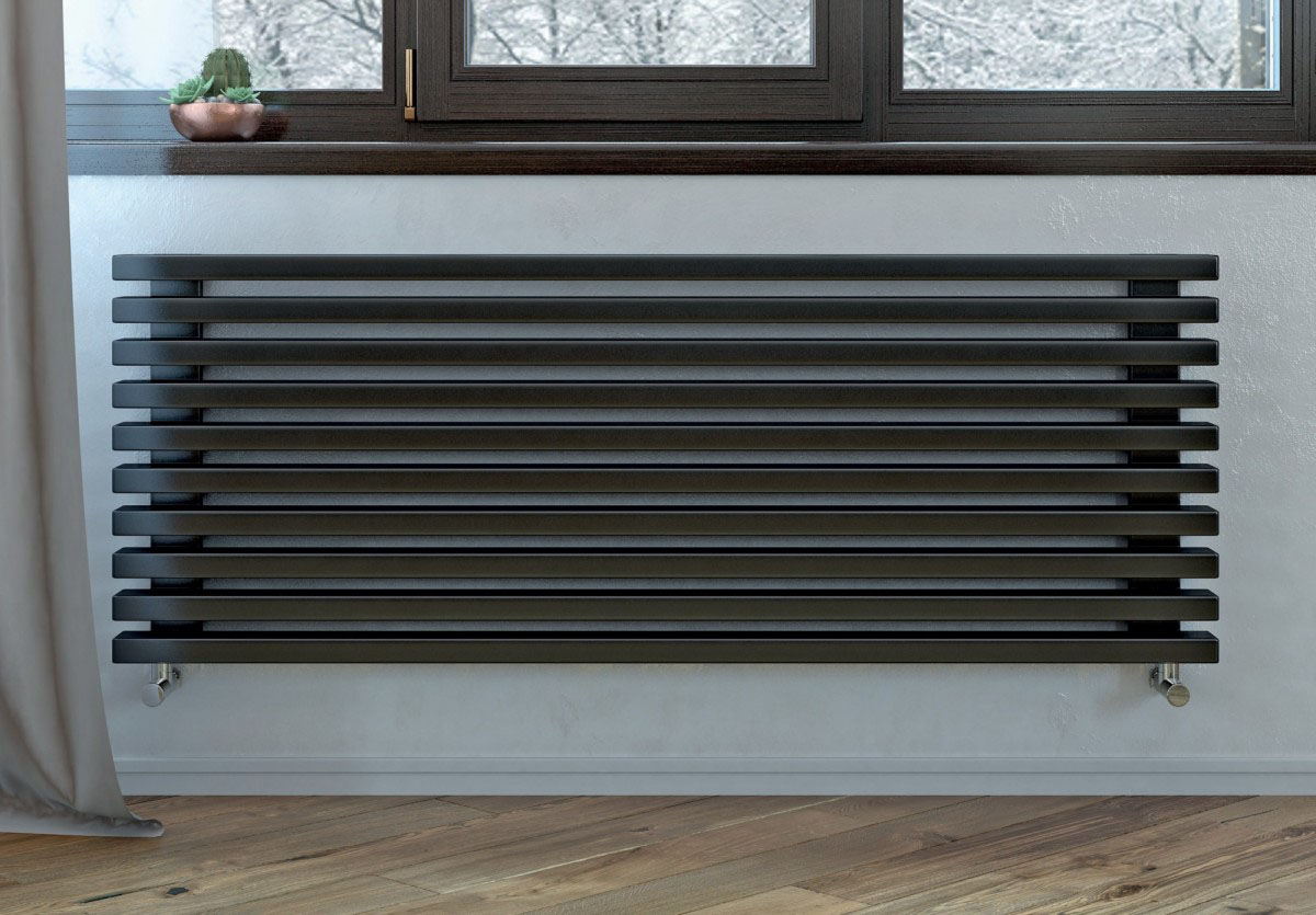 Aluminiowy styl wnętrz Estetyczny aluminiowy grzejnik w nowoczesnym wnętrzu, łączący efektywność z designerskim wyglądem.
