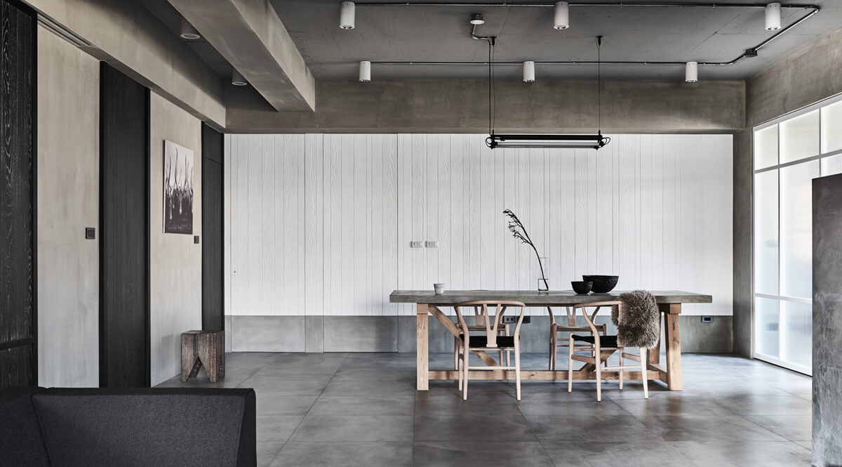 Beton w sypialni Sypialnia z betonowym sufitem, akcentującym oświetleniem nad łóżkiem i tekstylnymi dodatkami. Nowoczesne wnętrza 2026.