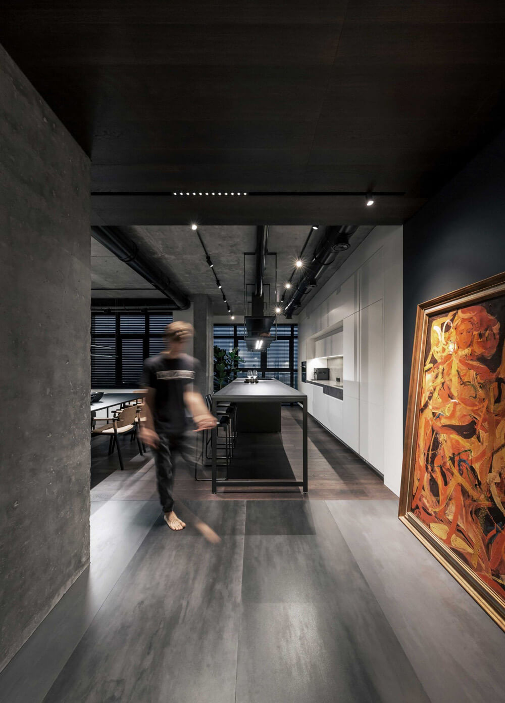 Beton w biurze Nowoczesne biuro z betonowym sufitem, jasnym oświetleniem i minimalistycznym designem. Betonowy sufit w biurze 2026.