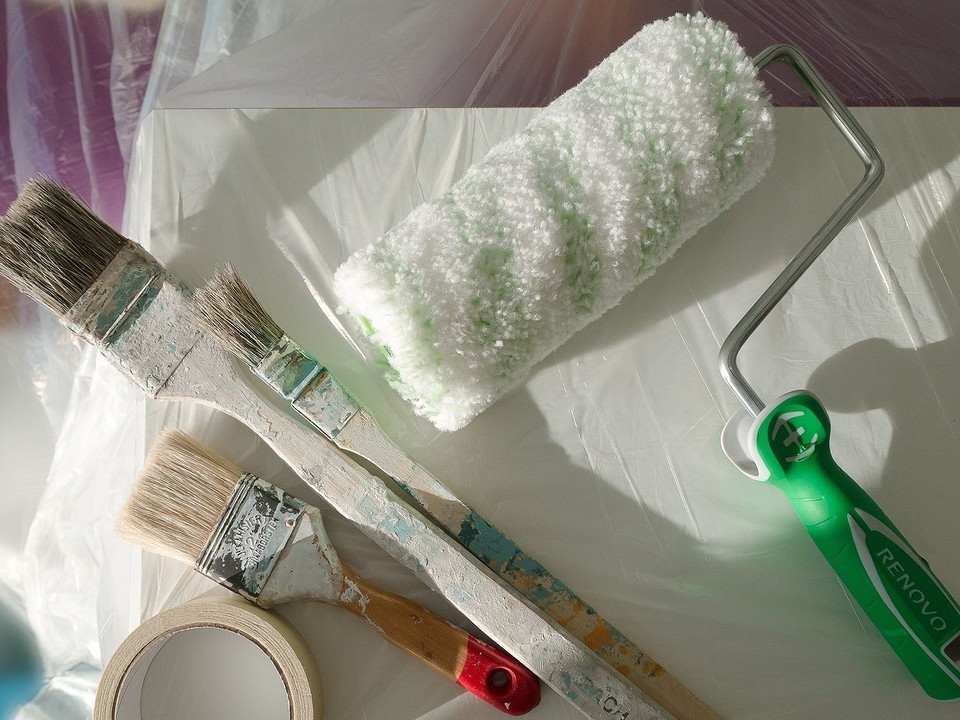 Fronty do malowania Przygotowane fronty kuchenne gotowe do malowania. Powierzchnie wyczyszczone przed renowacją mebli.