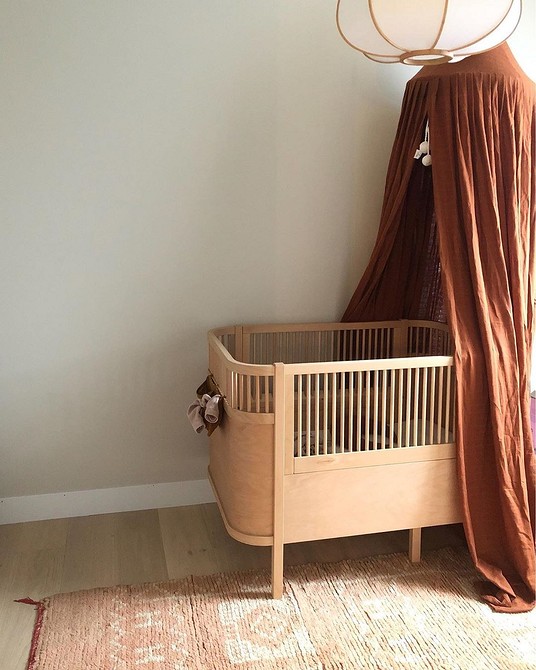 Malowanie DIY Samodzielne malowanie łóżeczka dziecięcego: instrukcja krok po kroku i niezbędne materiały.