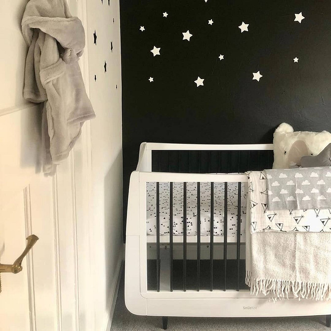 Kreatywne łóżeczko Przerobione stare łóżeczko dziecięce w stylowy element pokoju dziecięcego. Renowacja z duszą.