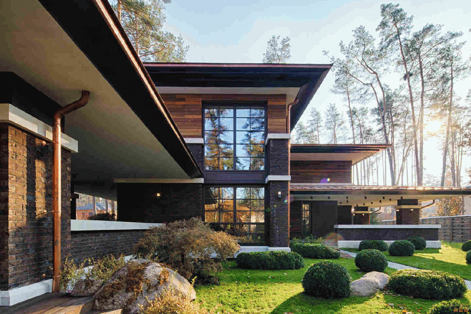 Dom: Światło i przestrzeń Nowoczesny dom z dużymi oknami na osiedlu domków jednorodzinnych, widok z ulicy