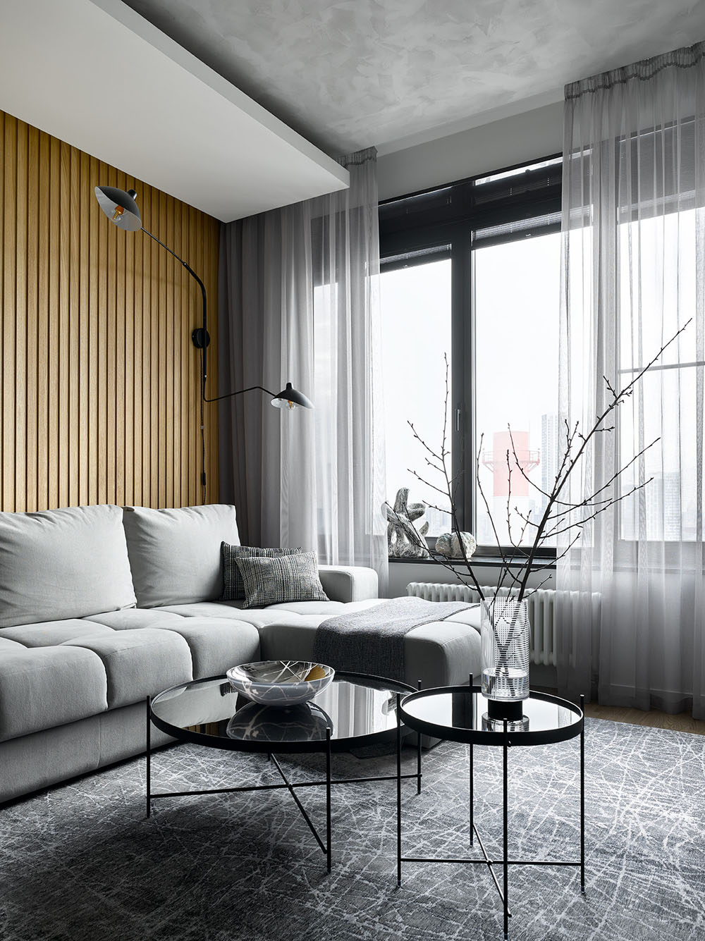 Komfort w sypialni Stylowe poduszki dekoracyjne na łóżku w sypialni zapewniają komfort i estetykę