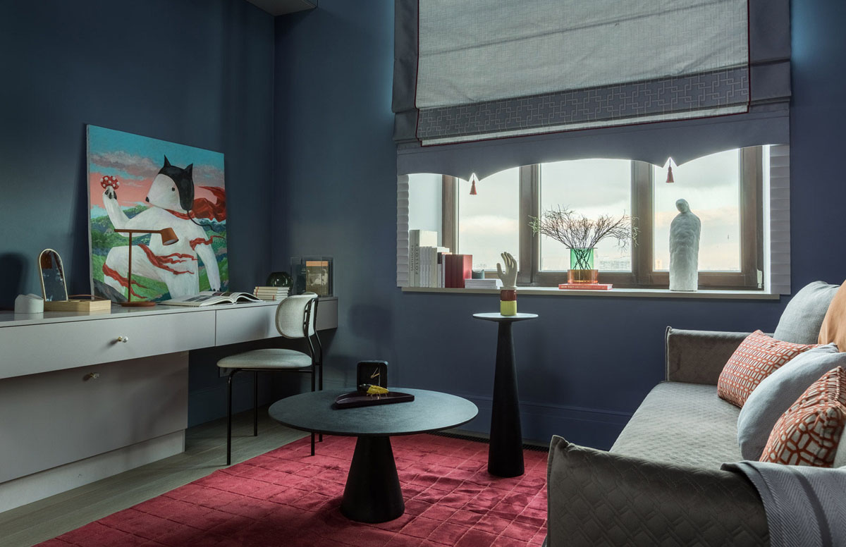 Tekstylia w jasnym salonie Różnorodne poduszki dekoracyjne na sofie w jasnym salonie - tekstylia domowe