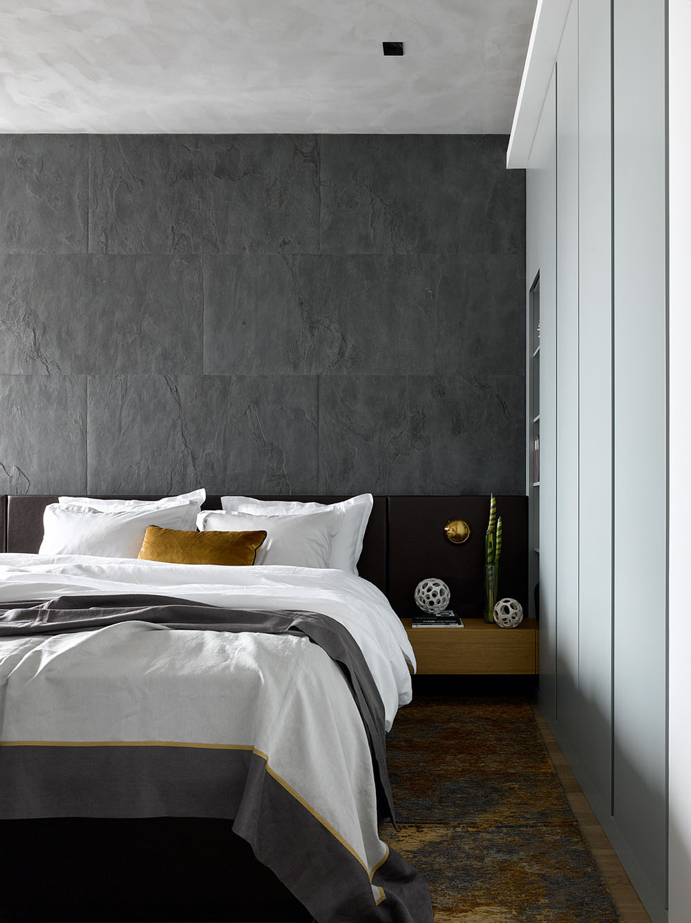 Kolorowy akcent wnętrza Kolorowe poduszki dekoracyjne na fotelu ożywiają wnętrze i dodają charakteru