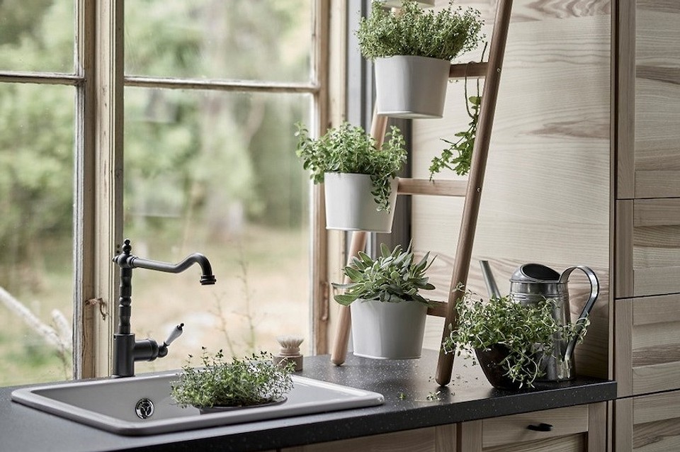 Kwietnik DIY na parapet Metalowy kwietnik DIY na parapecie w małym mieszkaniu, idealny do roślin doniczkowych