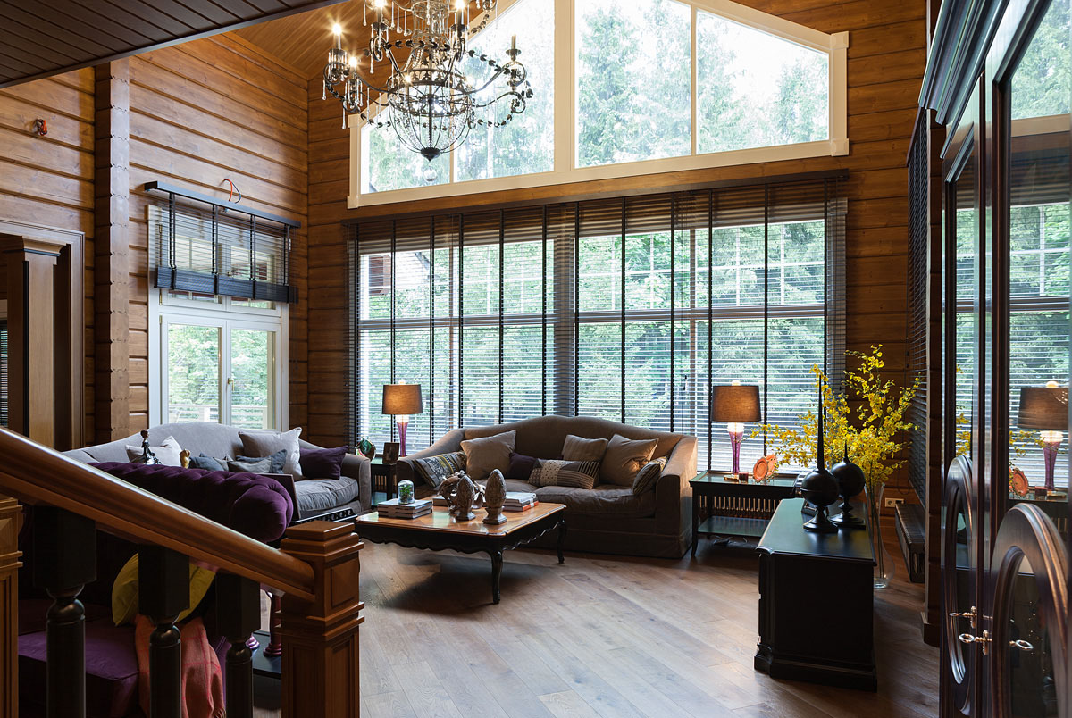 Kominek w salonie Salon z kominkiem w domu z bali: przytulna i elegancka aranżacja wnętrza.