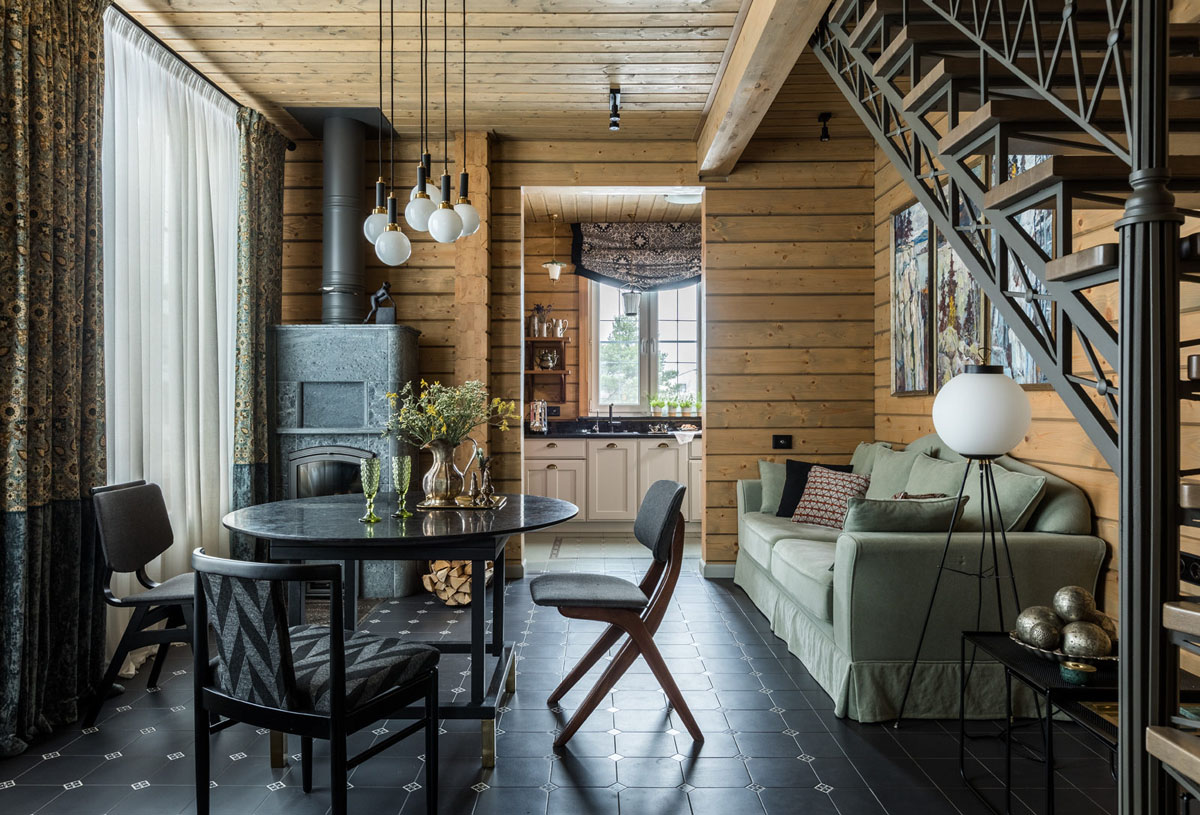 Skandynawski klimat Jasne wnętrze domu z bali w stylu skandynawskim z elementami drewna.