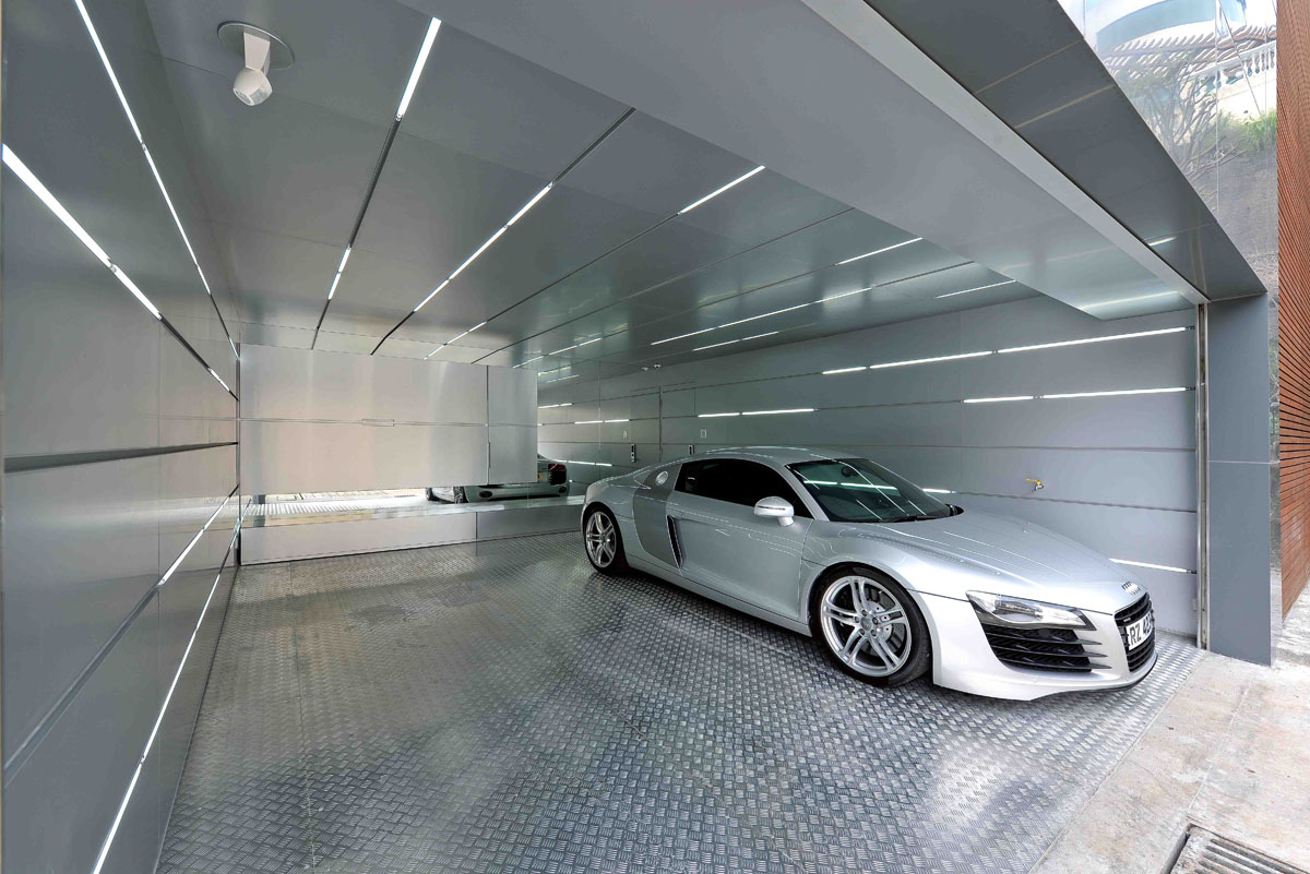 Warsztat w Garażu Garaż z miejscem do przechowywania narzędzi i strefą do napraw: projekt idealny.