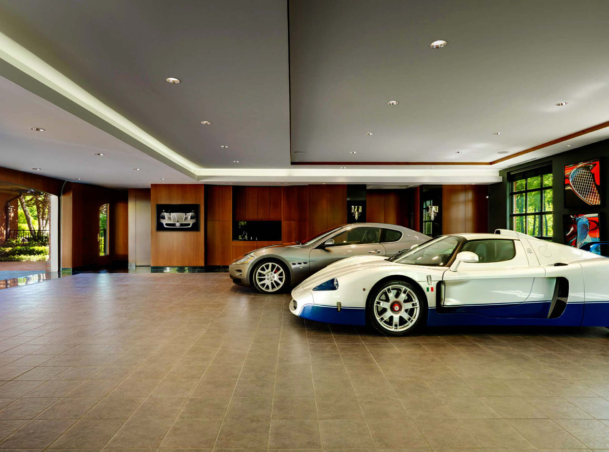 Szary garaż z oświetleniem Elegancki garaż w szarościach z oświetleniem i miejscem na samochód – Projekt garażu.