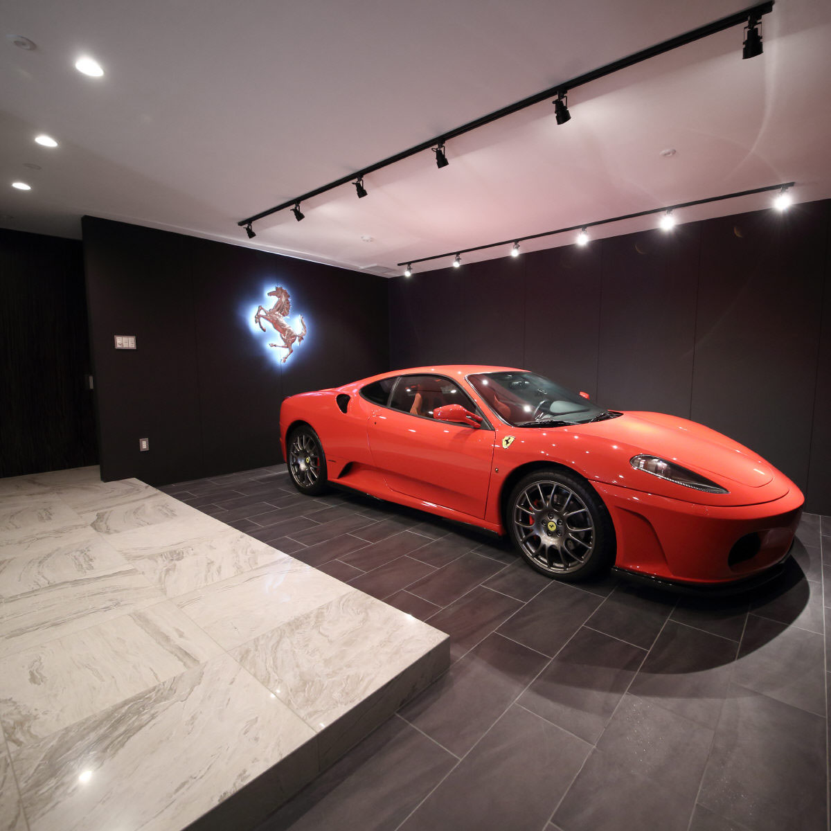 Garaż: Przestrzeń Wykorzystana Przykład designu garażu z racjonalnym wykorzystaniem przestrzeni i systemami przechowywania.