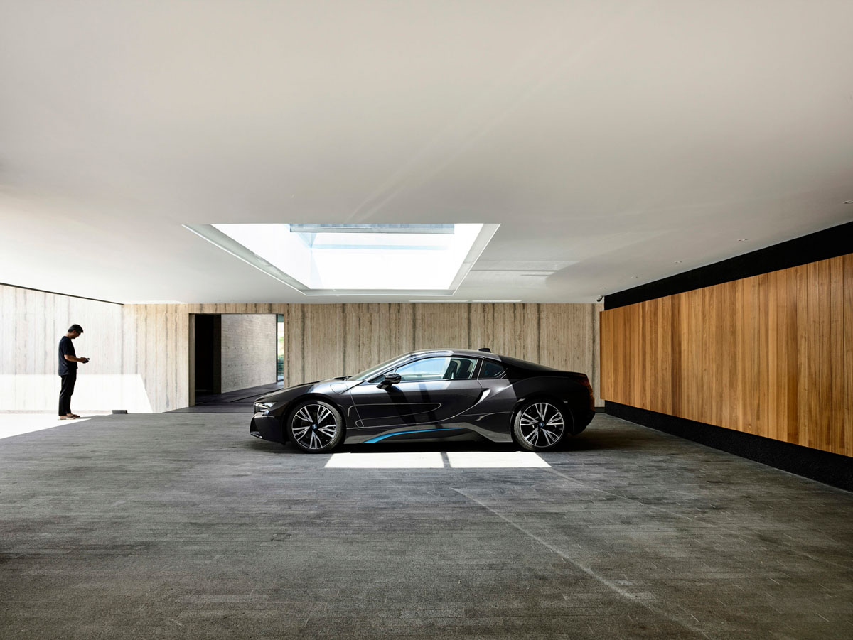 Industrialny Design Garażu Nowoczesny design garażu: oświetlenie i systemy przechowywania narzędzi industrialne.