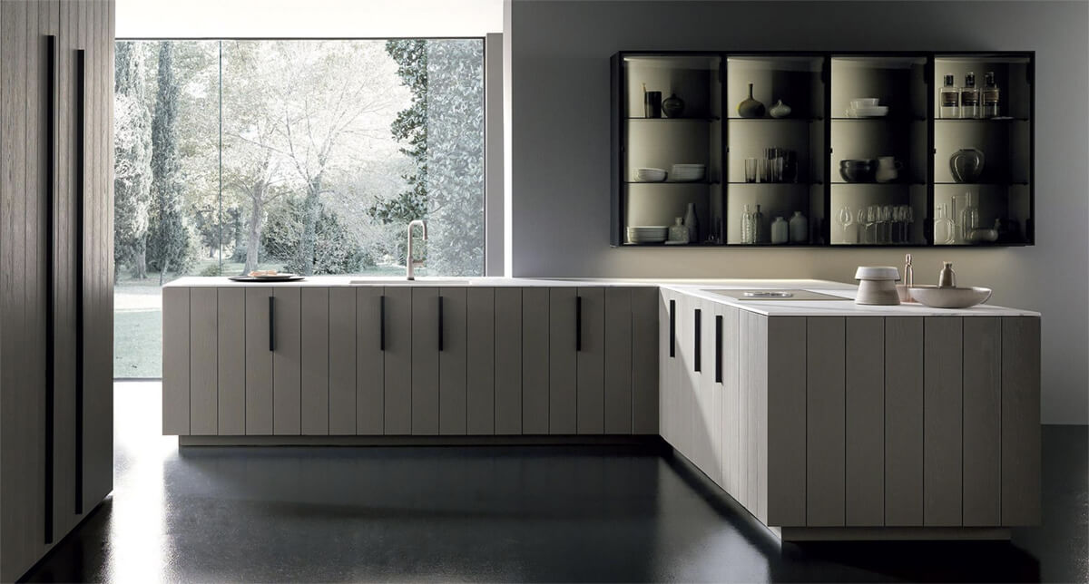 Minimalizm w kuchni Minimalistyczna kuchnia z ciemnymi frontami i akcentującym oświetleniem w domu.