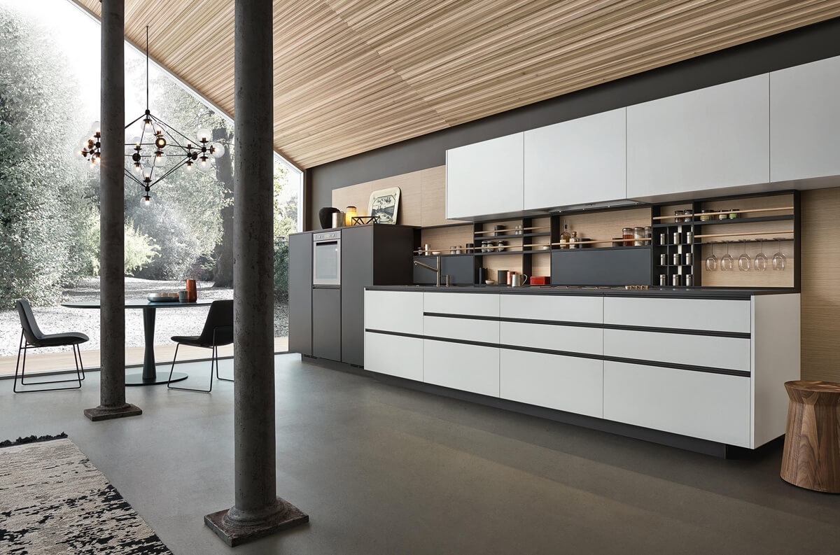 Nowoczesne oświetlenie kuchni Jasna kuchnia w stylu skandynawskim z nowoczesnym oświetleniem LED w domu wiejskim.