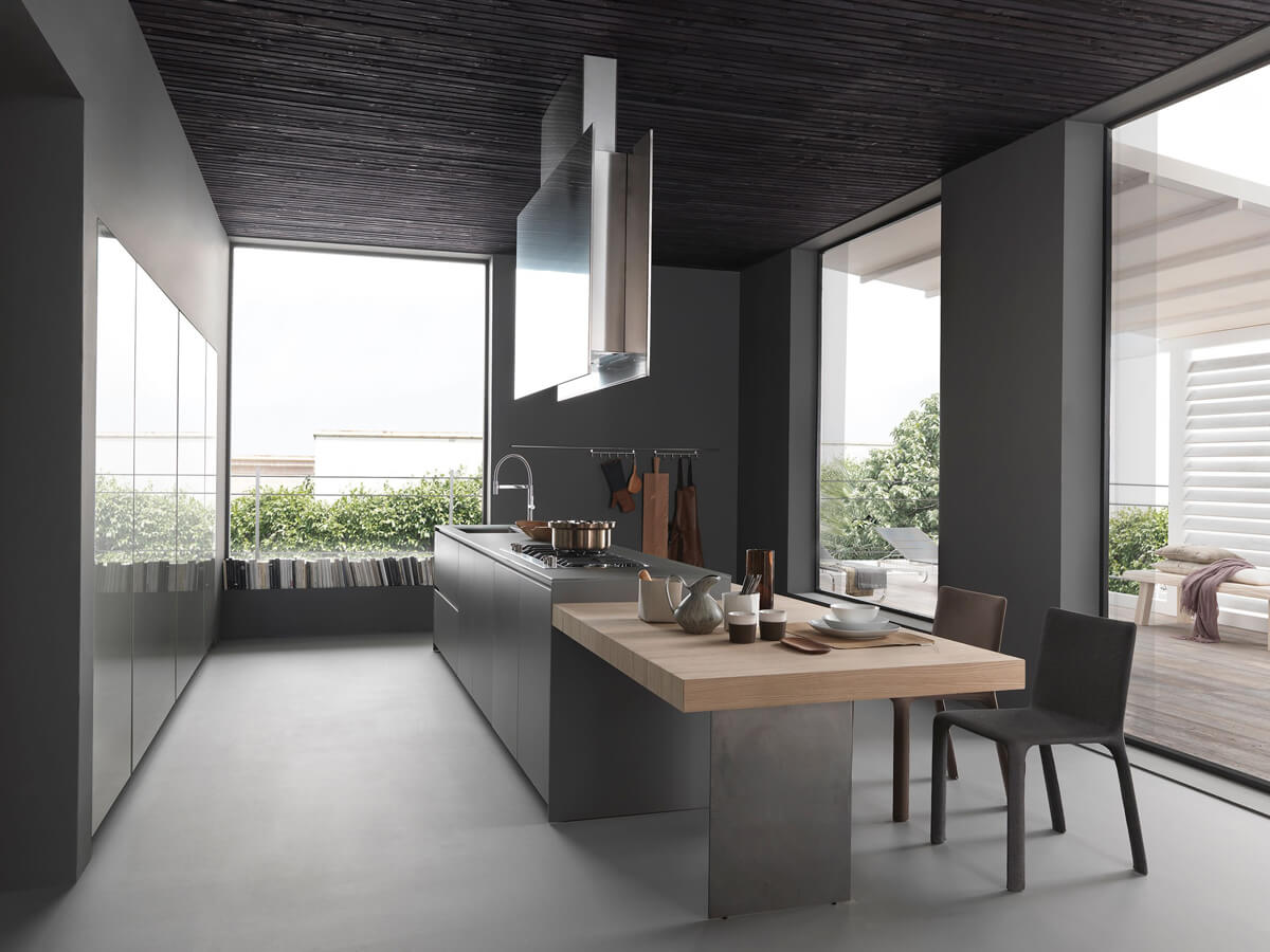 Jasna kuchnia 2026 Jasna kuchnia z białymi frontami i dużą ilością naturalnego światła w domu.