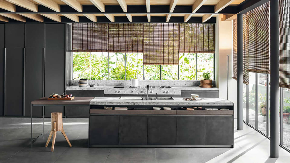 Elegancja w kuchni Elegancka kuchnia z kamiennym blatem i wbudowanymi sprzętami w domu jednorodzinnym.