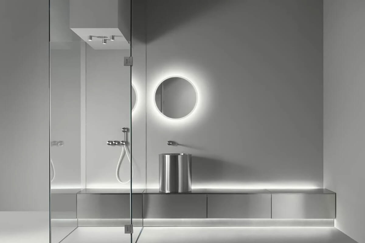 Minimalistyczny prysznic 2026 Nowoczesna łazienka 2026: Prysznic bez brodzika z minimalistycznymi szklanymi ścianami.