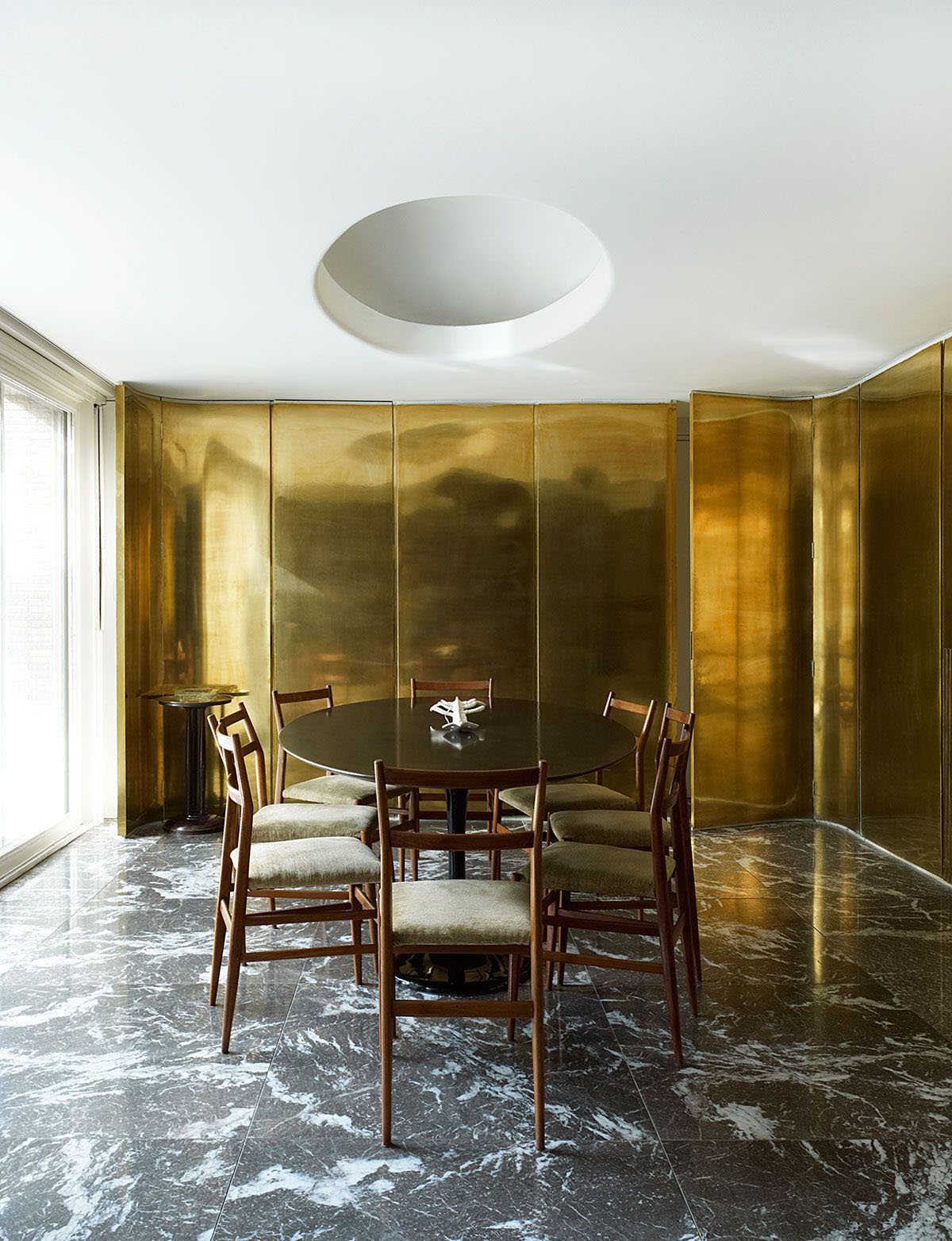 Mosiężny szyk w detalu Mosiężne lustro, wazon i figurka: wyrafinowany detal dodaje stylu i elegancji pomieszczeniu.