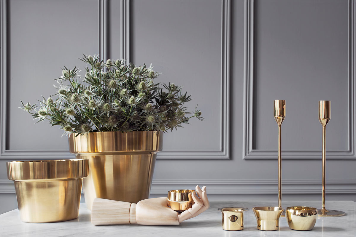 Elegancja w mosiądzu Mosiężny stół, lustro i lampa w salonie: elegancja mosiądzu we wnętrzu.