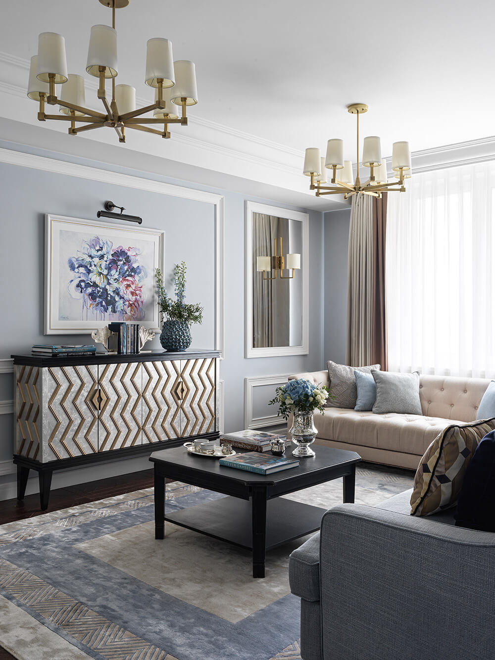 Dodatki do francuskiego wnętrza: wazony z kwiatami, obrazy, poduszki dekoracyjne.