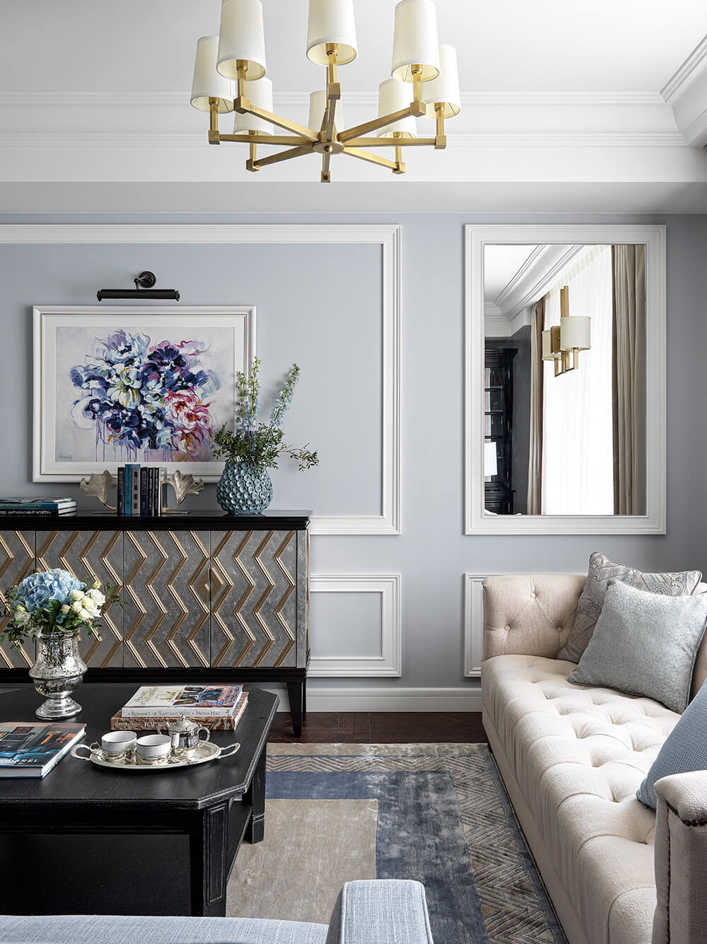 Jadalnia w stylu francuskim: elegancki stół i wyrafinowana zastawa.