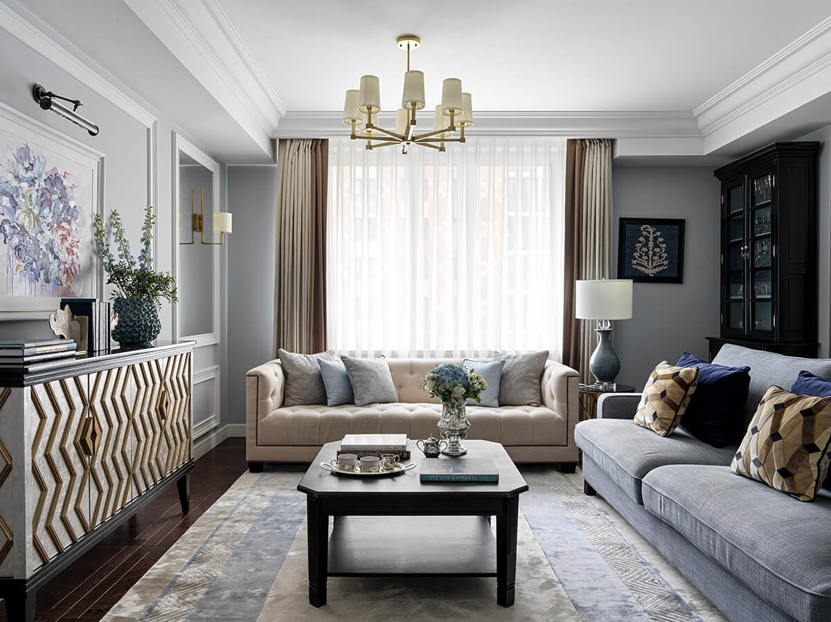 Sypialnia w stylu francuskim: luksusowe łóżko i eleganckie tekstylia.