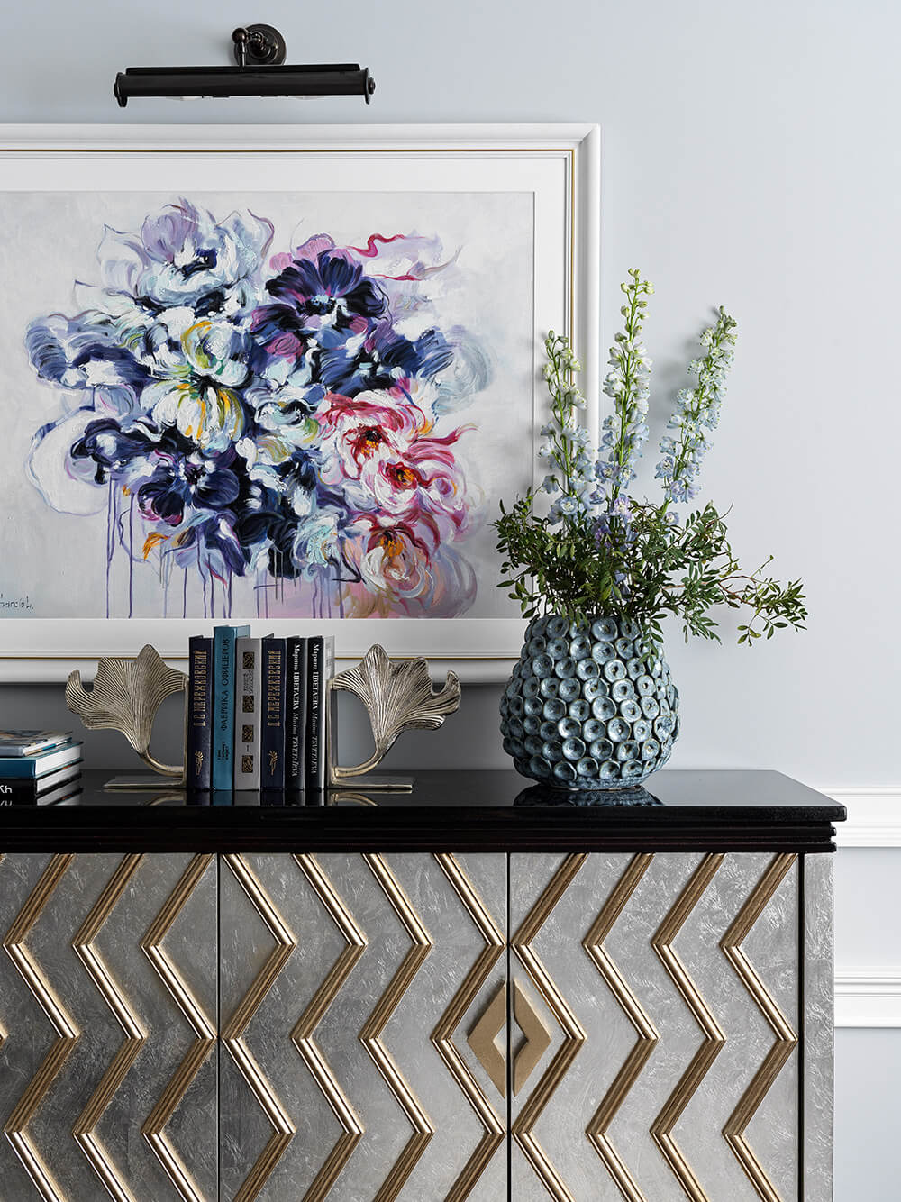 Francuski wystrój wnętrz: sztukateria, lustra i kryształowe żyrandole.