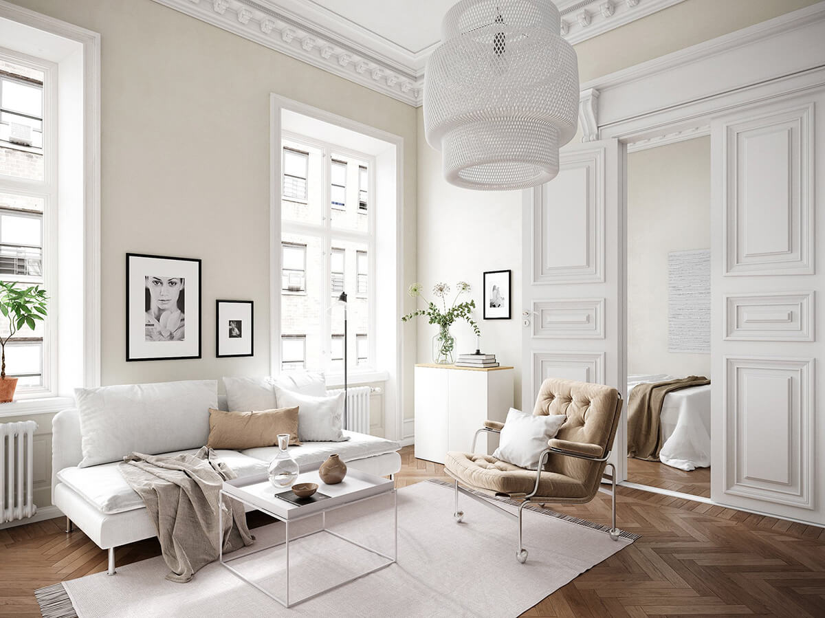 Kuchnia w stylu francuskim: białe szafki i marmurowy blat.