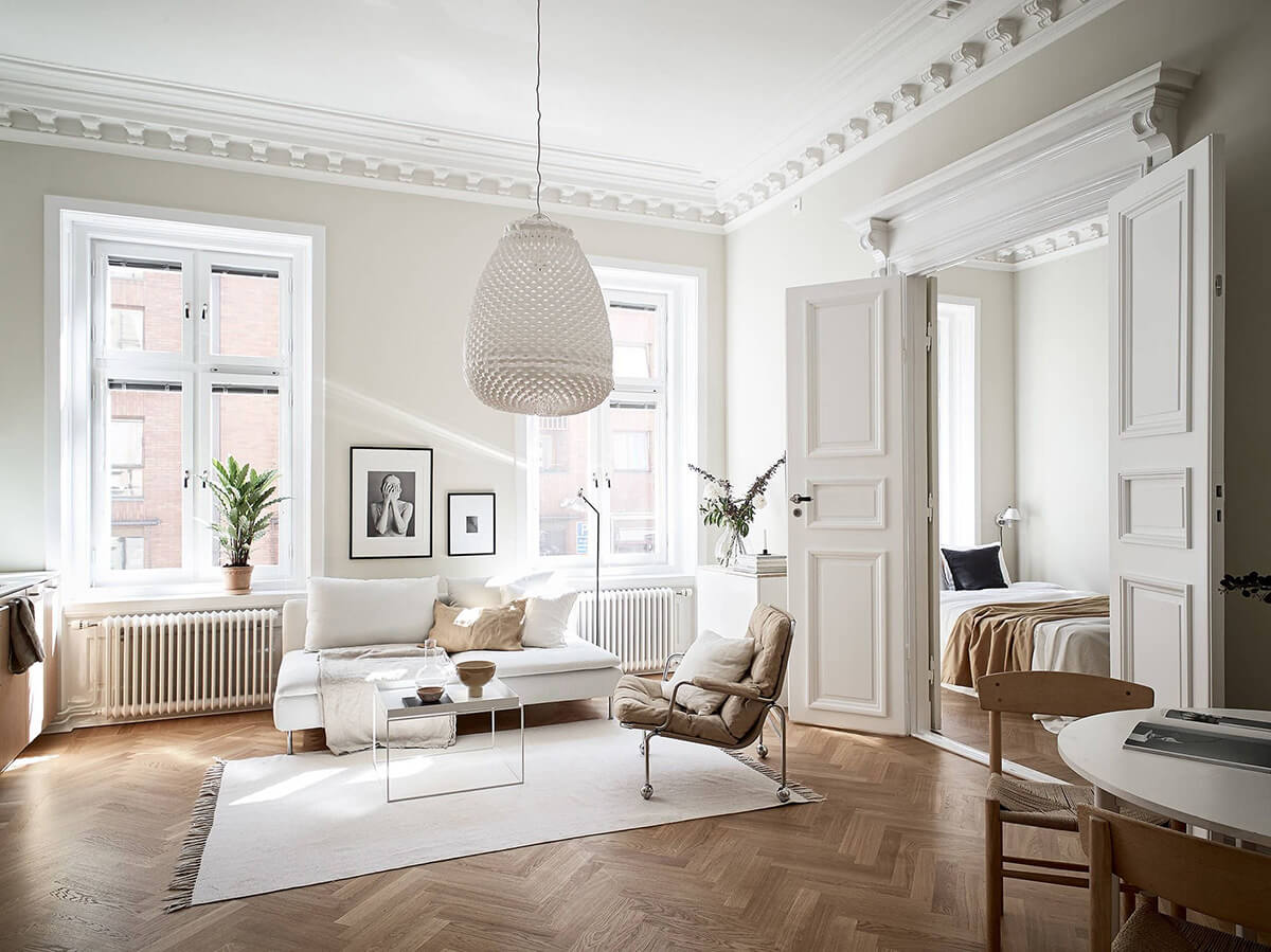 Gabinet w stylu francuskim: biblioteczka, biurko i wygodny fotel.