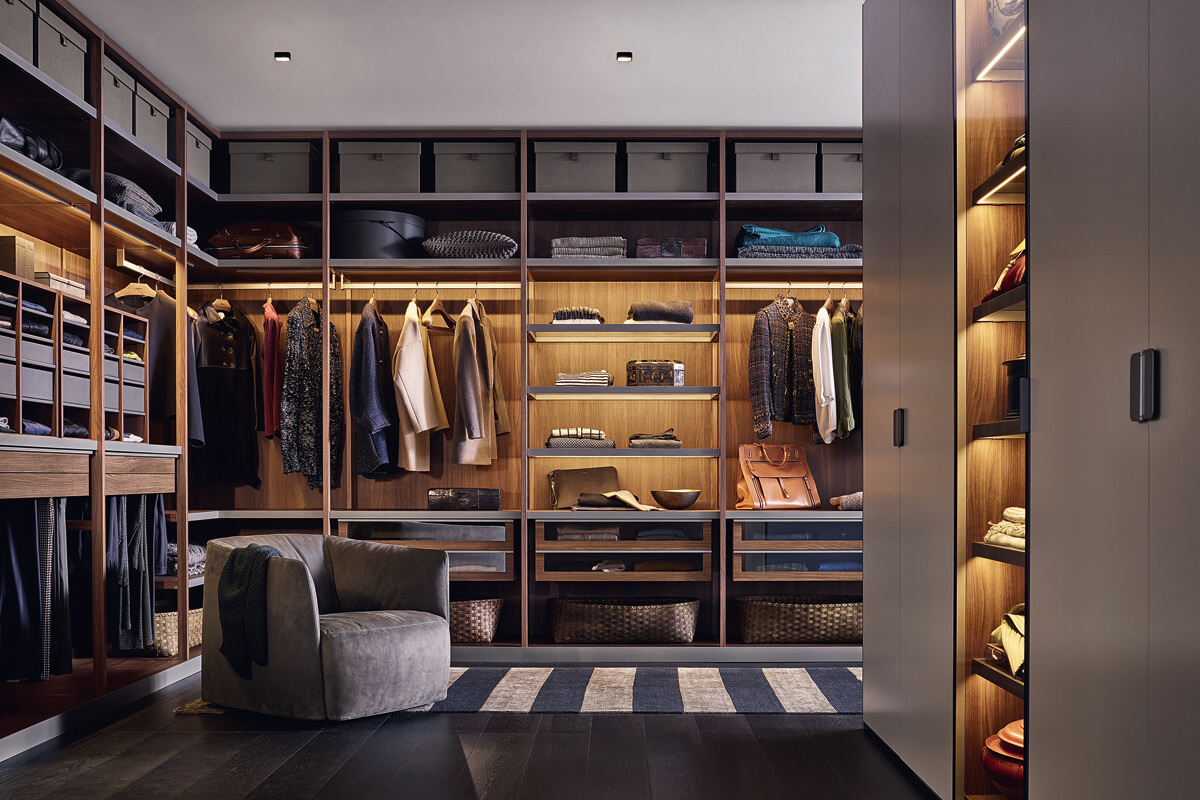 Nowoczesna garderoba Garderoba na wymiar z nowoczesnym oświetleniem i przemyślaną organizacją przestrzeni.